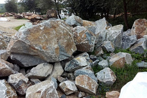 Kamenclub.ru: Гранит скальник (серо-зеленый) фр. 500-1500 мм.  купить в Туле гранит мрамор  серый зеленый темно-серый глыба скальная колотая ландшафтная 7 500 руб/т   фото КАМЕНЬ КЛУБ