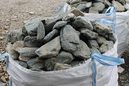 Kamenclub.ru: Гранит скальник (серо-зеленый) фр. 100-500 мм.  купить в Туле гранит зеленый, серый, салатовый крупный ландшафтный валун 6 000 руб/т   фото КАМЕНЬ КЛУБ