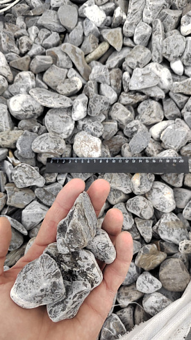 Kamenclub.ru: Щебень галтованный черный (мрамор) фр.40-70 мм.  купить в Туле мрамор черный с белыми прожилками, черный, белый щебень галтованный округлый 13500 руб/т   фото КАМЕНЬ КЛУБ