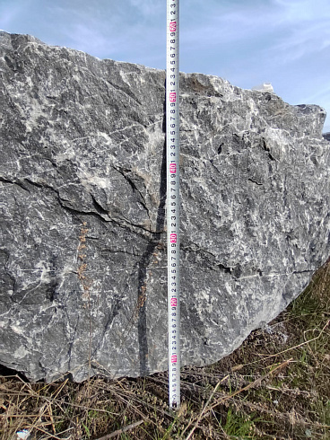 Kamenclub.ru: Черный мрамор скальник фр. 1000-1500 мм.  купить в Туле мрамор черный белый серый крупный колотый валун ландшафтный 9000 руб/т   фото КАМЕНЬ КЛУБ