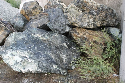 Kamenclub.ru: Змеевик скальник фр. 500-1500 мм.  купить в Туле змеевик зеленый серый черный глыба скальная колотая 7500 руб/т   фото КАМЕНЬ КЛУБ