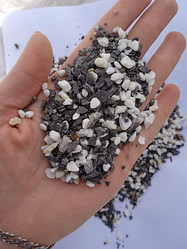 Kamenclub.ru: Мраморная крошка (щебень галтованный микс:белый-черный-розовый-медовый) фр.5-10 мм.  купить в Туле мрамор белый, медовый, черный, розовый мраморный галтованный щебень декоративный ландшафтный 15500 руб/т   фото КАМЕНЬ КЛУБ