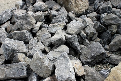 Kamenclub.ru: Черный мрамор скальник фр. 1000-1500 мм.  купить в Туле мрамор черный белый серый крупный колотый валун ландшафтный 9000 руб/т   фото КАМЕНЬ КЛУБ