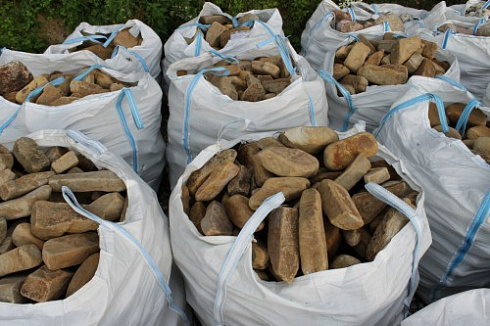 Kamenclub.ru: Песчаник для строительства и кладки блочный (фр 100-200 мм)  купить в Туле песчаник бежевый серый рыжий валун мелкий для строительства песчаник 6500 руб/т   фото КАМЕНЬ КЛУБ