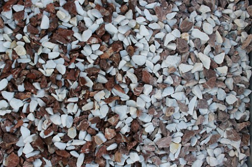 Kamenclub.ru: Мраморная крошка (щебень крошка микс: белый-розовый) фр. 10-20 мм.  купить в Туле мрамор белый, розовый каменный декоративный ландшафтный щебень 12000 руб/т   фото КАМЕНЬ КЛУБ