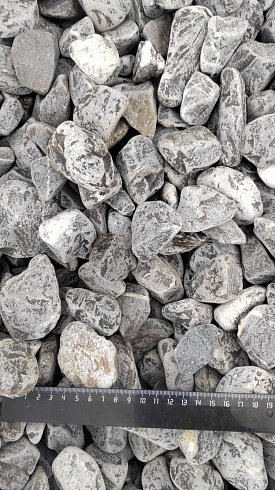 Kamenclub.ru: Щебень галтованный черный (мрамор) фр.40-70 мм.  купить в Туле мрамор черный с белыми прожилками, черный, белый щебень галтованный округлый 13500 руб/т   фото КАМЕНЬ КЛУБ